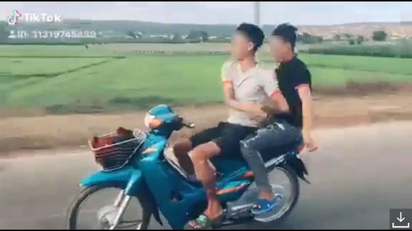 Không đội mũ bảo hiểm và liên tục múa quạt khi đang chạy xe máy, 2 thanh niên nhận cái kết đắng nghét-4