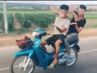 Không đội mũ bảo hiểm và liên tục 'múa quạt' khi đang chạy xe máy, 2 thanh niên nhận cái kết đắng nghét