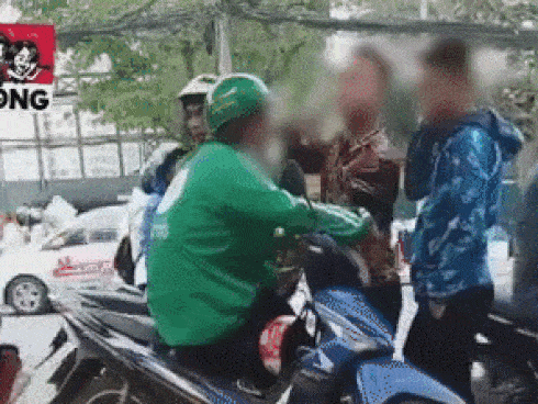 Clip phẫn nộ: Tài xế bất lực nhìn đám người lao vào ‘hôi bia’ ở trung tâm Sài Gòn-3