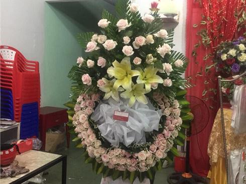 Đặt vòng hoa viếng trên mạng, tang gia nhận được toàn hoa hồng