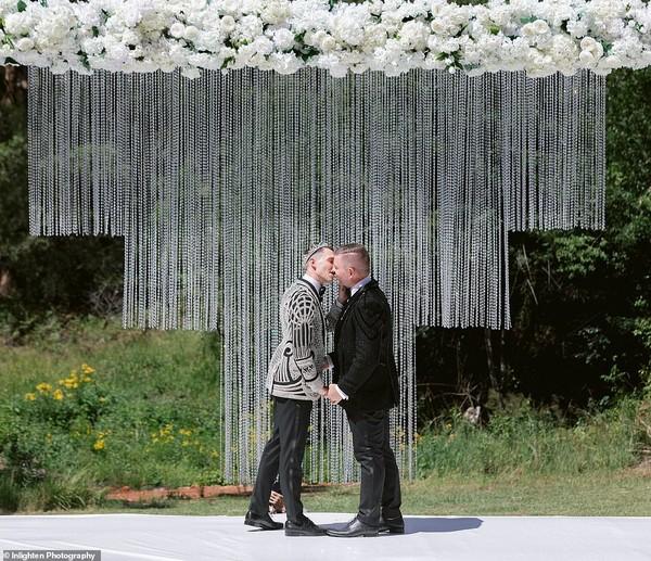 Choáng với siêu đám cưới 23 tỷ toàn kim cương và pha lê của cặp đồng tính nam-10