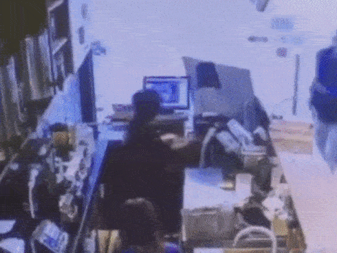 Chỉ vì không đổi được tiền lẻ, nam thanh niên cầm gạch đập thẳng vào đầu nữ nhân viên bán trà sữa ở Hà Nội-1