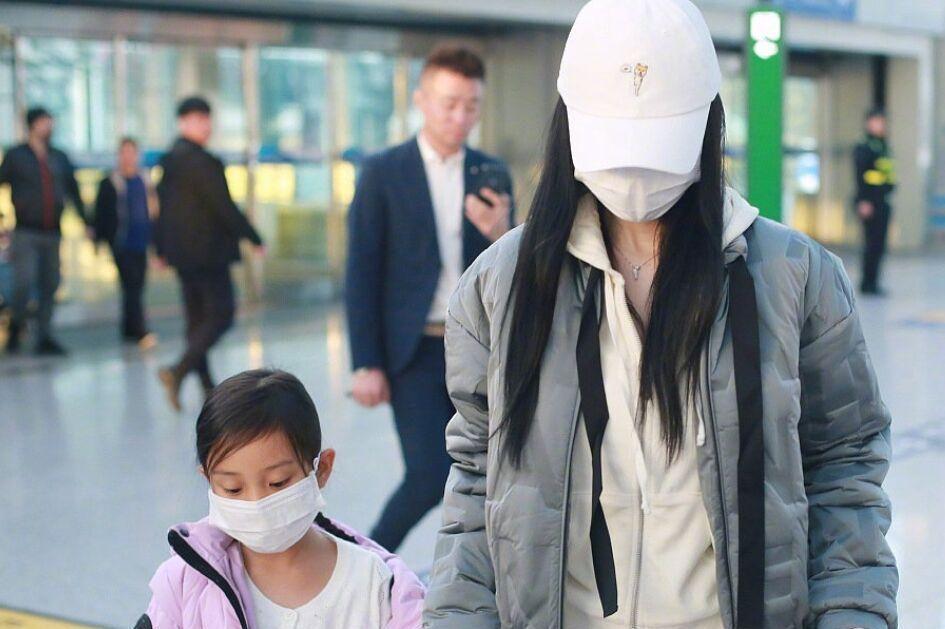 Sau phốt nói xấu Giả Nãi Lượng, Lý Tiểu Lộ tiếp tục bị chỉ trích vì dựa hơi con gái-2