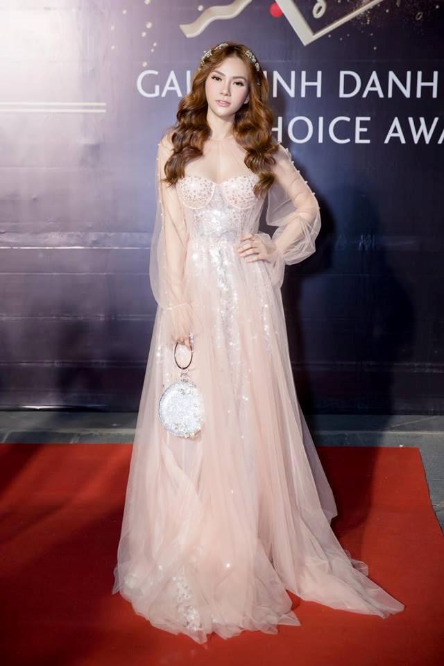 Thu Thủy nhiệt tình tư vấn thẩm mỹ nhưng liệu có ai dám nối gót cô khi thấy gương mặt tròn quay, sưng phồng thế này?-10