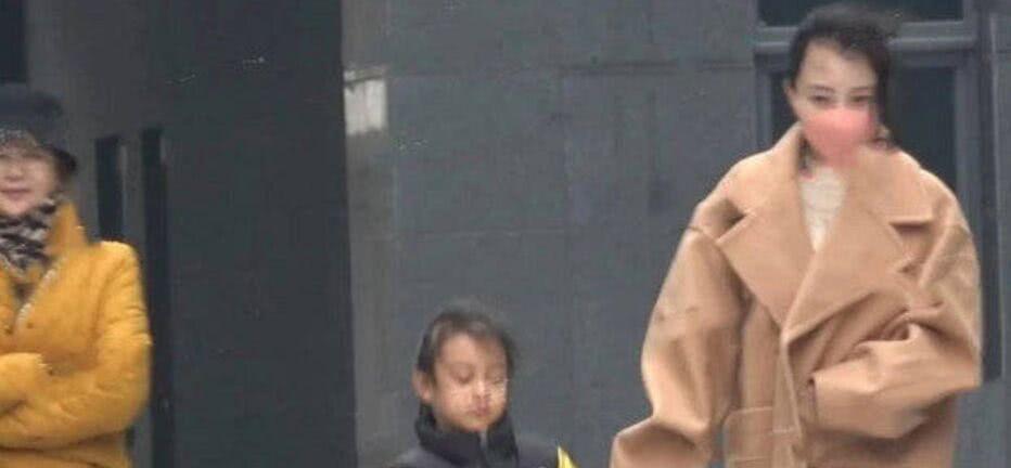 Sau phốt nói xấu Giả Nãi Lượng, Lý Tiểu Lộ tiếp tục bị chỉ trích vì dựa hơi con gái-7