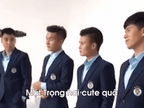 Chạy lại buôn dưa lê khi thấy em trai đứng nhặt bóng quá nhàn, Đình Trọng khiến fans cười muốn xỉu với loạt tư thế lạ-2