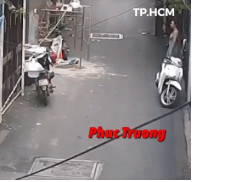 Nhìn ninja lead lạng lách đánh võng trên đường, tài xế ô tô sợ khiếp vía: Vợ ai thì ra đón về đi-4