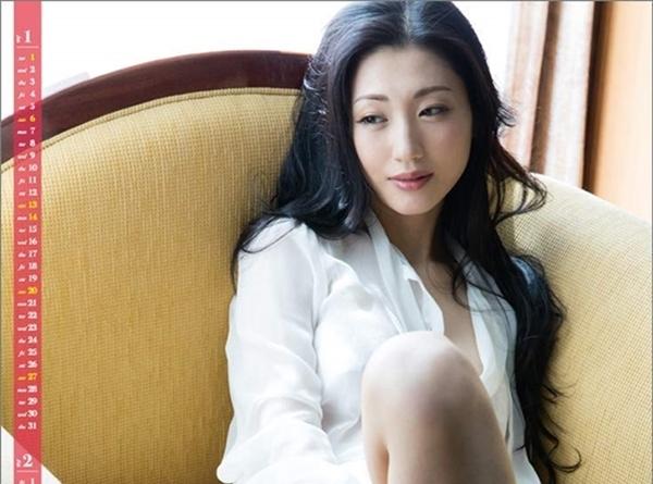 Mỹ nhân 38 tuổi được nhận xét quyến rũ ở mức độ vừa phải. Dan Mitsu cũng không thực hiện những bộ ảnh phô phang khoe thân gây sốc như thời mới nổi.