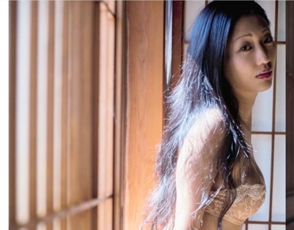 Nổi tiếng với phong cách gợi cảm, hình ảnh của Dan Mitsu trong bộ sách ảnh mới khiến nhiều người bất ngờ khi cô ăn vận khá kín đáo.