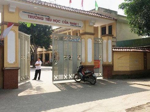 Vụ học sinh lớp 5 mang dao đến trường đâm vào mông bạn: Phê bình nhà trường chậm trễ thông tin