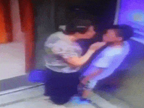 SỐC: Cậu bé bị bà cụ cưỡng hôn trong thang máy