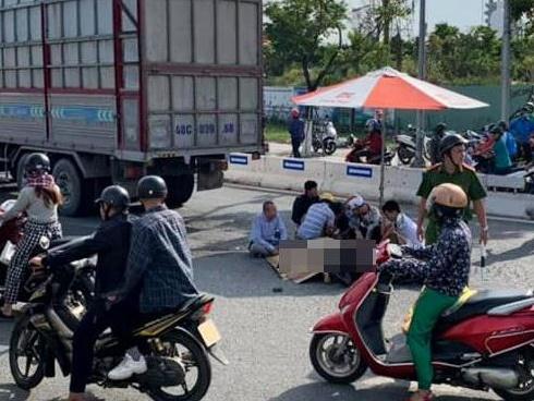 Cha gào khóc bên thi thể con trai 10 tuổi bị xe tải cán chết ở Đà Nẵng