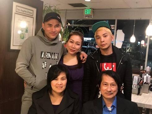 Bạn thân chuẩn bị áo dài Việt Nam để mặc cho thi hài Anh Vũ-4