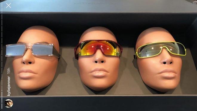 Kim Kardashian và chiêu trò quảng cáo kính râm gây sốc-2