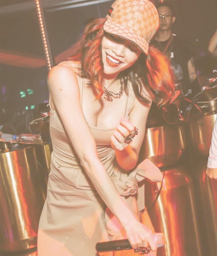 Trước khi bị nhắc nhở không đăng ảnh sex, Hồ Ngọc Hà từng nhiều lần phô diễn vòng 1 nghẹt thở-13