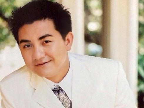 Bạn thân chuẩn bị áo dài Việt Nam để mặc cho thi hài Anh Vũ-3