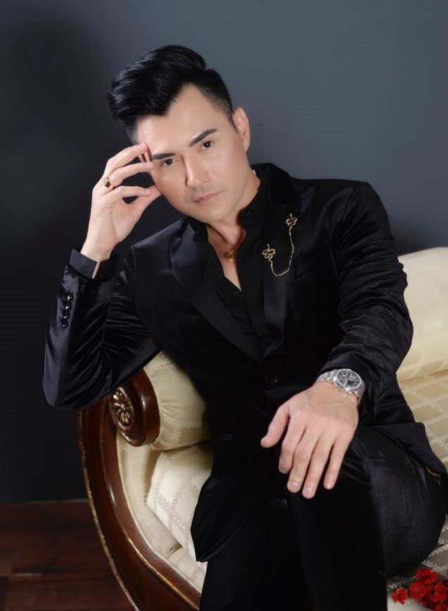 Bạn thân chuẩn bị áo dài Việt Nam để mặc cho thi hài Anh Vũ-2