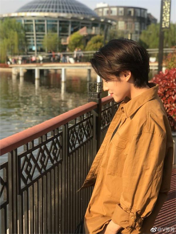 Cắt phăng mái tóc dài, cô nàng lột xác cool ngầu còn hơn cả soái ca-1