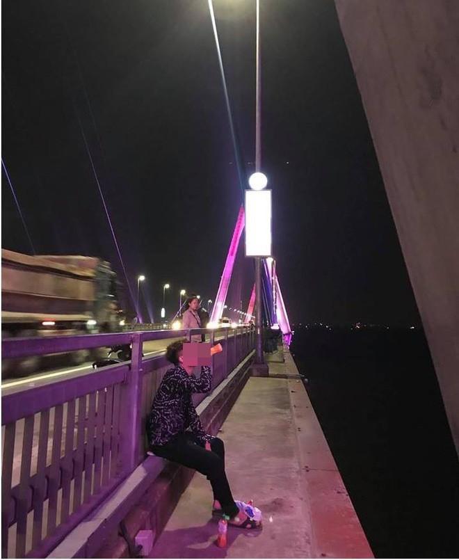 Thanh niên khiến người xem vừa thương vừa buồn cười khi đi dọc cầu Nhật Tân uống nước ngọt, ăn bim bim vì thất tình-1