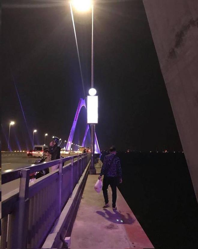 Thanh niên khiến người xem vừa thương vừa buồn cười khi đi dọc cầu Nhật Tân uống nước ngọt, ăn bim bim vì thất tình-2