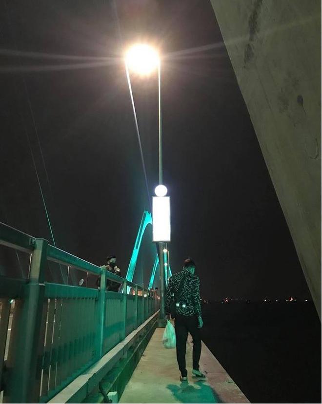 Thanh niên khiến người xem vừa thương vừa buồn cười khi đi dọc cầu Nhật Tân uống nước ngọt, ăn bim bim vì thất tình-3