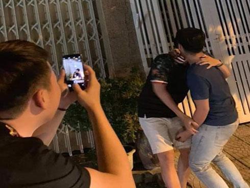 Nhà cựu Viện phó VKS TP Đà Nẵng bị xịt chữ ẤU DÂM bằng sơn lên cổng sau vụ sàm sỡ bé gái trong thang máy-1