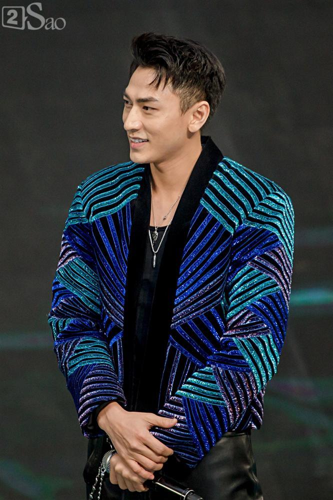 Trai xinh gái đẹp chẳng sợ đánh mất hình ảnh, cười tít mắt, bỏ cả ăn chỉ vì trai đẹp Isaac-1