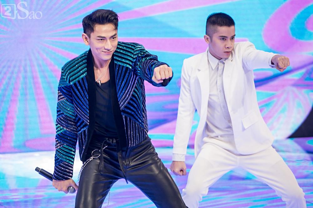 Trai xinh gái đẹp chẳng sợ đánh mất hình ảnh, cười tít mắt, bỏ cả ăn chỉ vì trai đẹp Isaac-2