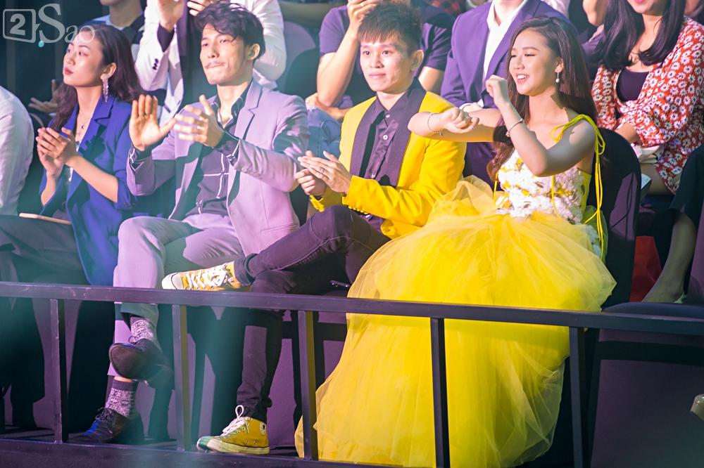 Trai xinh gái đẹp chẳng sợ đánh mất hình ảnh, cười tít mắt, bỏ cả ăn chỉ vì trai đẹp Isaac-5