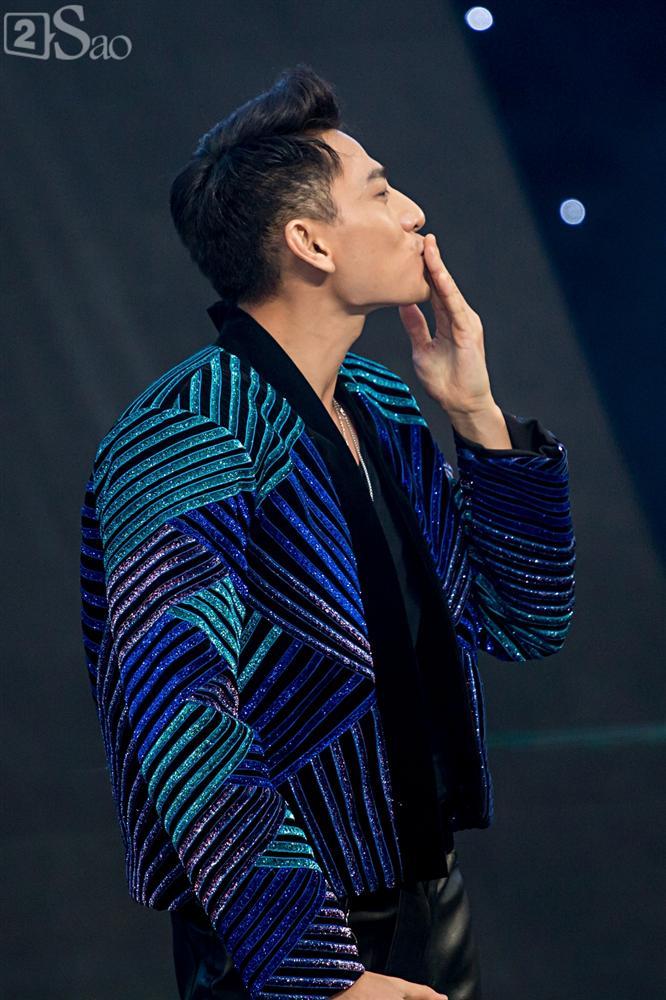 Trai xinh gái đẹp chẳng sợ đánh mất hình ảnh, cười tít mắt, bỏ cả ăn chỉ vì trai đẹp Isaac-6