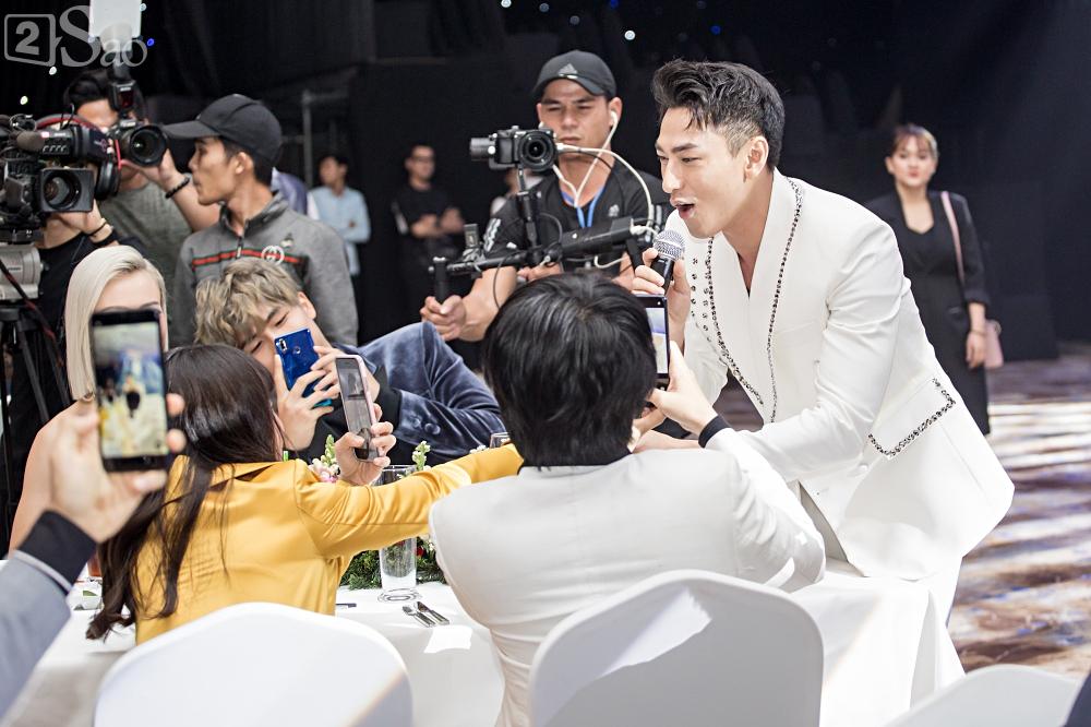 Trai xinh gái đẹp chẳng sợ đánh mất hình ảnh, cười tít mắt, bỏ cả ăn chỉ vì trai đẹp Isaac-9