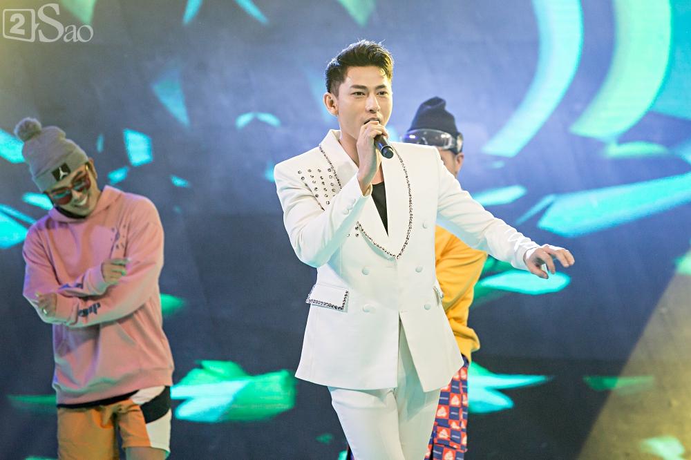 Trai xinh gái đẹp chẳng sợ đánh mất hình ảnh, cười tít mắt, bỏ cả ăn chỉ vì trai đẹp Isaac-8