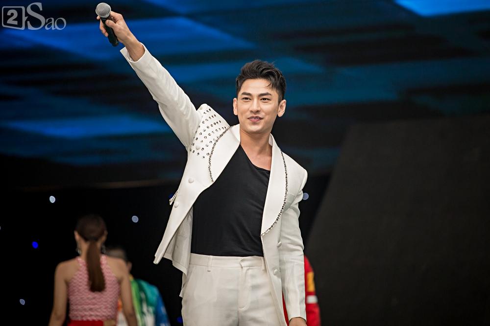 Trai xinh gái đẹp chẳng sợ đánh mất hình ảnh, cười tít mắt, bỏ cả ăn chỉ vì trai đẹp Isaac-10