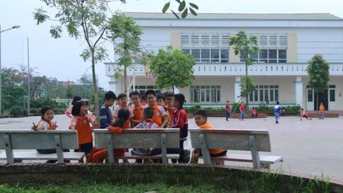 Phụ huynh tố đưa thịt gà hôi thối vào bếp ăn, công an đến trường làm việc-2