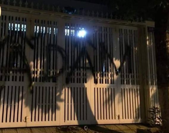 Nhà cựu Viện phó VKS TP Đà Nẵng bị xịt chữ ẤU DÂM bằng sơn lên cổng sau vụ sàm sỡ bé gái trong thang máy-2