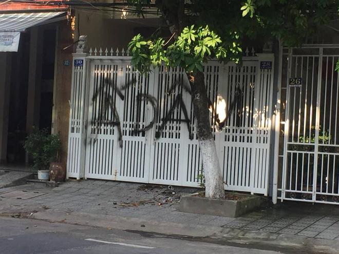 Nhà cựu Viện phó VKS TP Đà Nẵng bị xịt chữ ẤU DÂM bằng sơn lên cổng sau vụ sàm sỡ bé gái trong thang máy-3