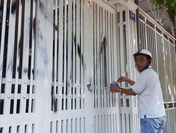 Nhà cựu Viện phó VKS TP Đà Nẵng bị xịt chữ ẤU DÂM bằng sơn lên cổng sau vụ sàm sỡ bé gái trong thang máy-5