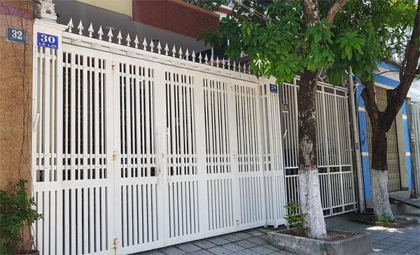 Nhà cựu Viện phó VKS TP Đà Nẵng bị xịt chữ ẤU DÂM bằng sơn lên cổng sau vụ sàm sỡ bé gái trong thang máy-6