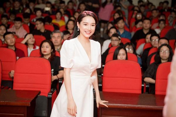 Nhã Phương từng sang Anh học làm nail và vác bụng bầu giả để nhập vai-2