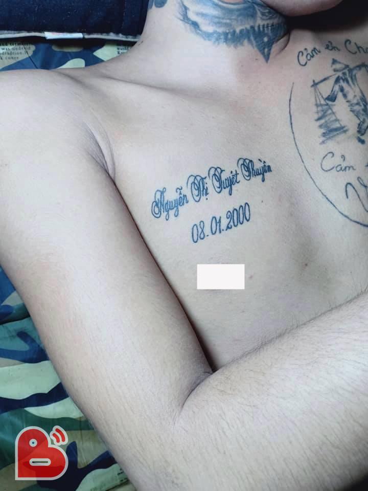 ‘Dở khóc dở cười’ với chàng trai ‘đắp mộ cuộc tình’ bằng chiếc quan tài bên hình xăm cha mẹ-1