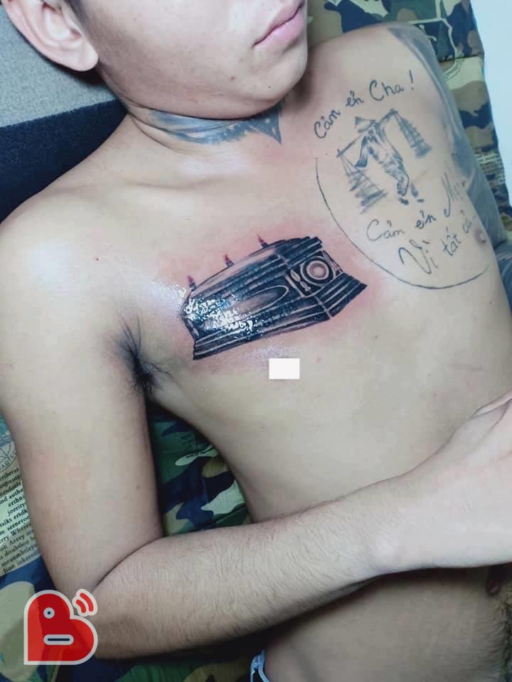 ‘Dở khóc dở cười’ với chàng trai ‘đắp mộ cuộc tình’ bằng chiếc quan tài bên hình xăm cha mẹ-2