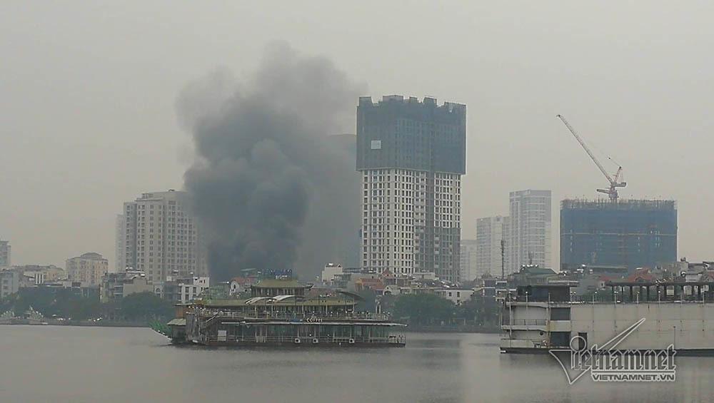 Cửa hàng thịt chó bốc cháy, dãy nhà ven hồ Tây đỏ rực-1