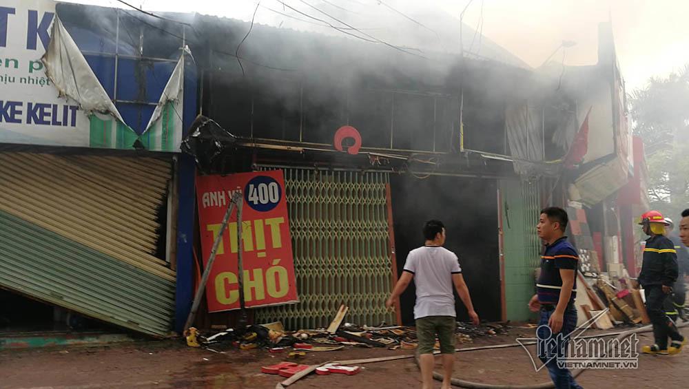 Cửa hàng thịt chó bốc cháy, dãy nhà ven hồ Tây đỏ rực-9