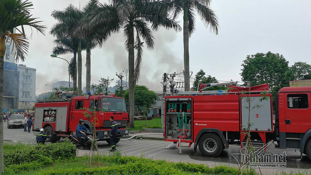 Cửa hàng thịt chó bốc cháy, dãy nhà ven hồ Tây đỏ rực-10