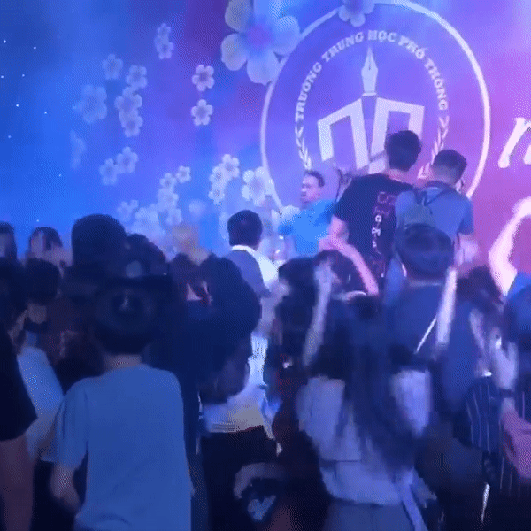 Phạm Anh Khoa hát trong tiếng reo hò của khán giả, bà xã vui mừng bởi chồng vẫn được yêu thương sau bê bối gạ tình-3