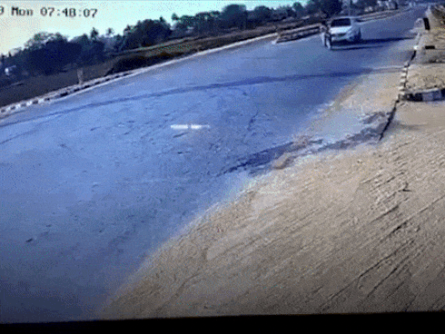 Bị nhắc nhở chạy xe ẩu, ‘trẻ trâu’ rút côn phang gãy tay, đập nát đầu xe người nhắc-4