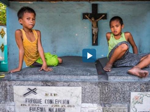 Rùng mình với xóm 'sống chung với người chết' ở Philippines