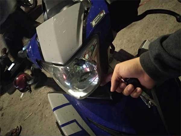 Bị nhắc nhở chạy xe ẩu, ‘trẻ trâu’ rút côn phang gãy tay, đập nát đầu xe người nhắc-3