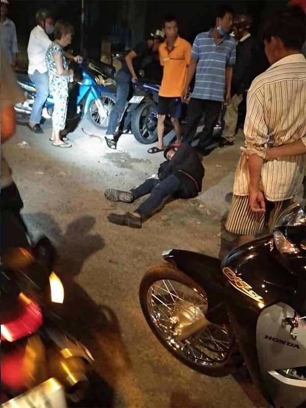 Bị nhắc nhở chạy xe ẩu, ‘trẻ trâu’ rút côn phang gãy tay, đập nát đầu xe người nhắc-1