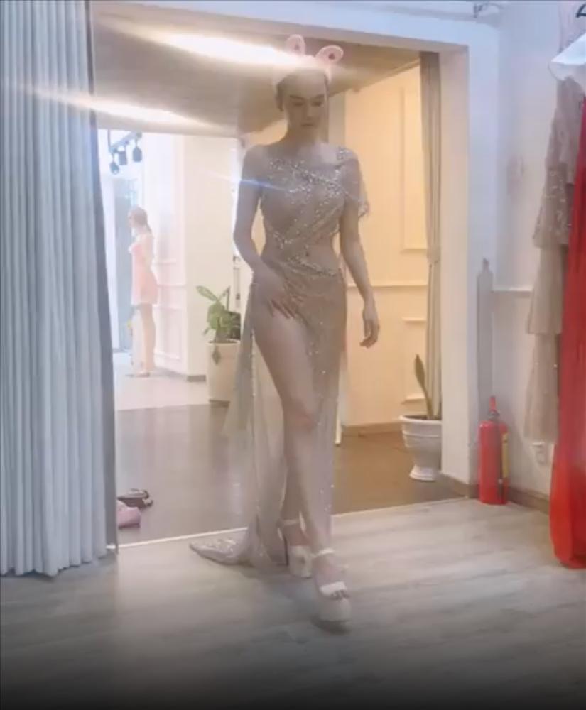 Ngọc Trinh vừa sexy vừa kute phô mai que với màn thử đầm lồng lộn nhưng đeo tai thỏ-1